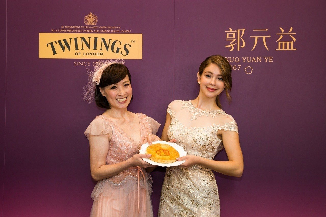 安妮（右）與寶媽出席郭元益與唐寧茶聯手的新品記者會。圖／唐寧茶提供.jpg