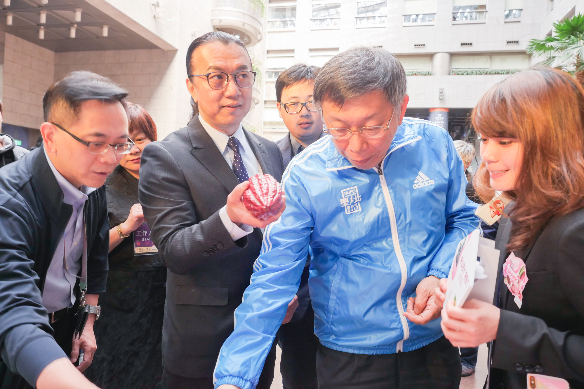 台北市市長柯文哲搶先品嚐台北國際烘焙暨設備展廠商新品.jpg