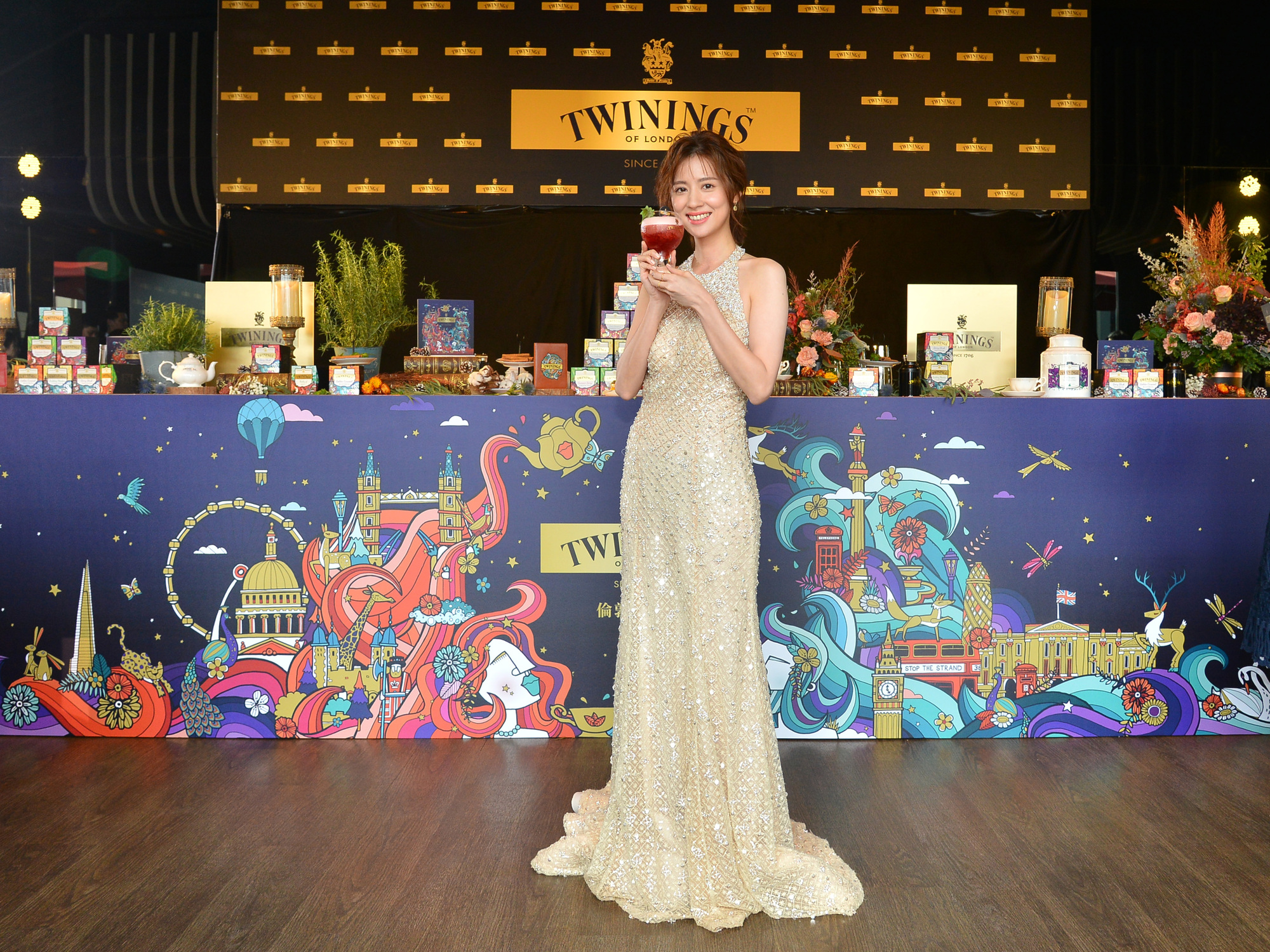 林予晞手持TWININGS 倫敦。風旅 調飲.JPG